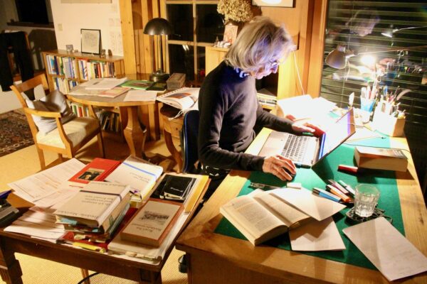 Foto von Autorin Brita Steinwendnter am Schreibtisch