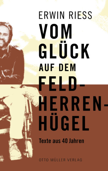 Buchcover vom "Vom Glück auf dem Feldherrenhügel" von Erwin Riess/Walter Famler; rot-gelb-weißes Cover mit der Silhouette von Erwin Riess im Rollstuhl darauf