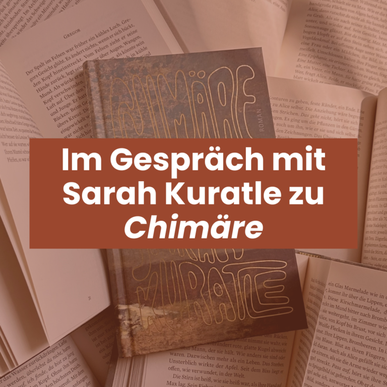 "Chimäre" von Sarah Kuratle im Hintergrund, davor der Text "Im Gespräch mit Sarah Kuratle zu `'Chimäre'"